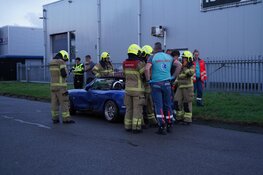 Automobilist rijdt tegen boom in Enkhuizen