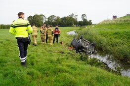 Auto te water in Venhuizen: bestuurder heeft engeltje op schouder