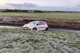 Gladheid treft West-Friesland: meerdere auto's te water en valpartijen
