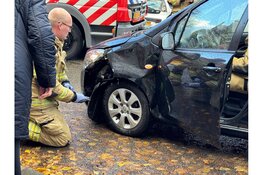 Automobiliste klapt op plantenbak na uitwijken in Enkhuizen