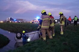 Auto op de kop in sloot in Hoogkarspel
