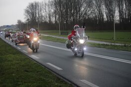 Honderd kerstmannen- en vrouwen op de motor voor Santa Máxima