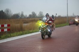 Honderd kerstmannen- en vrouwen op de motor voor Santa Máxima