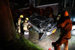 Auto gecrasht op Wierdijk in Enkhuizen