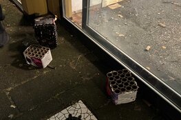 Schade door vuurwerk in wijkcentrum Enkhuizen