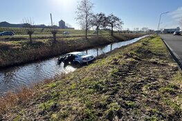 Automobilist te water gereden langs De Dolfijn in Enkhuizen