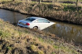 Automobilist te water gereden langs De Dolfijn in Enkhuizen