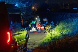 Fietser zwaargewond na val in Bovenkarpsel, traumahelikopter landt op strand