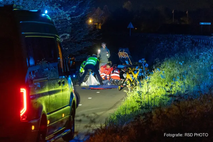 Fietser zwaargewond na val in Bovenkarpsel, traumahelikopter landt op strand