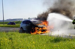 Auto volledig in lichterlaaie tijdens wachten voor stoplicht