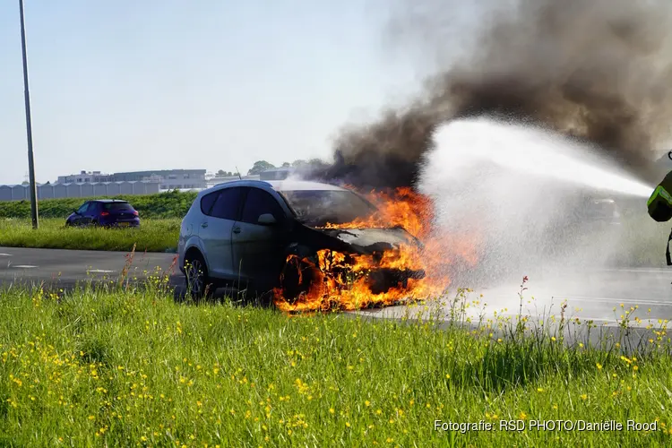Auto volledig in lichterlaaie tijdens wachten voor stoplicht