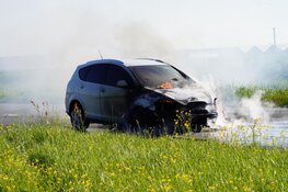 Auto volledig in lichterlaaie tijdens wachten voor stoplicht