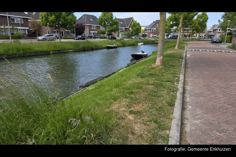 Pas op voor kuilen in de berm bij Bakboord