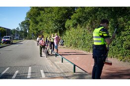 Motorcrosser slaat op de vlucht voor politie en rijdt vrouw op fiets aan in Enkhuizen