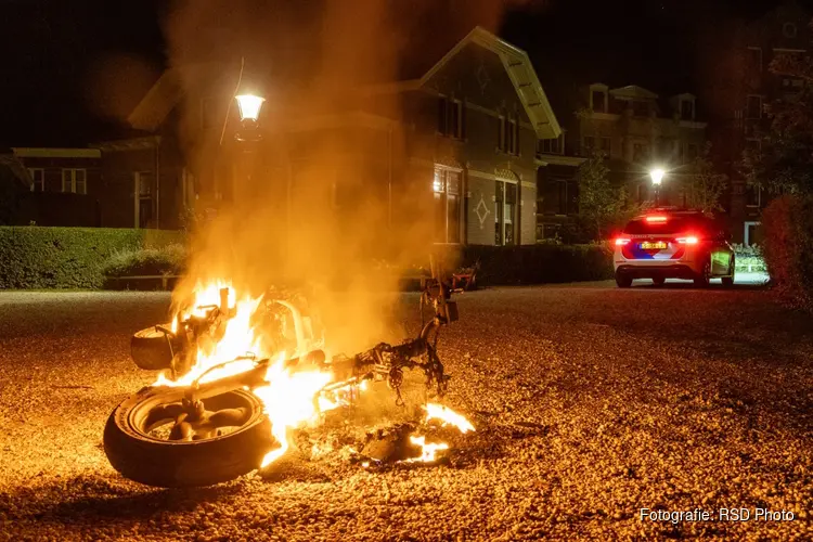 Scooterbrand in Enkhuizen met emmers water geblust