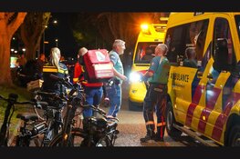 Scooterrijder gewond na val, traumahelikopter landt naast rotonde