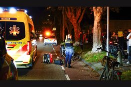 Scooterrijder gewond na val, traumahelikopter landt naast rotonde