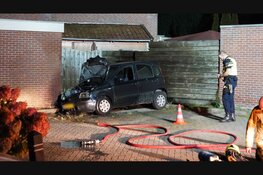 Auto vliegt in brand naast garagebox