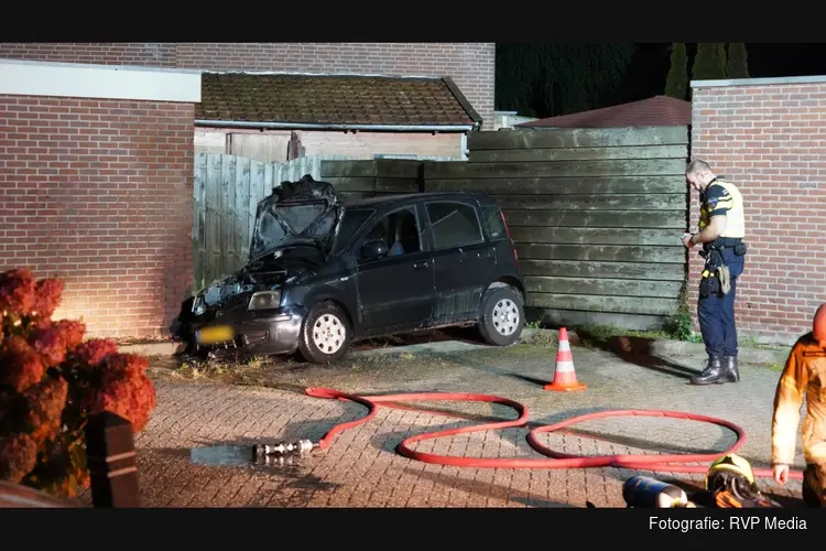 Auto vliegt in brand naast garagebox