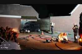 Auto vliegt in brand naast garagebox