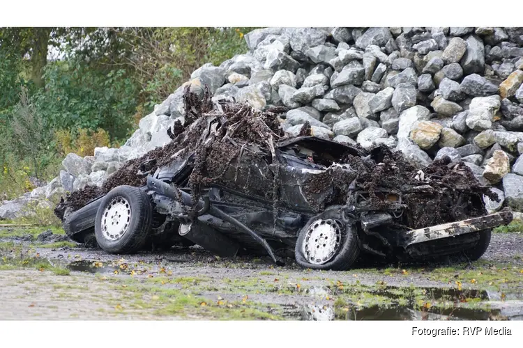 Auto aangetroffen in Trintelhaven op dijk tussen Lelystad en Enkhuizen