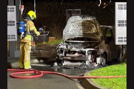 Auto vat vlam en raakt volledig verwoest bij McDonalds in Enkhuizen