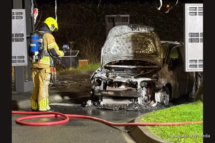 Auto vat vlam en raakt volledig verwoest bij McDonalds in Enkhuizen
