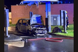 Auto vat vlam en raakt volledig verwoest bij McDonalds in Enkhuizen