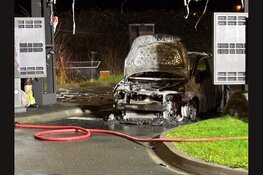 Auto vat vlam en raakt volledig verwoest bij McDonalds in Enkhuizen