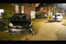 Auto botst op paal in Enkhuizen, bestuurder niet aangetroffen
