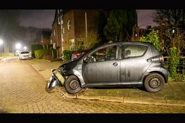 Auto botst op paal in Enkhuizen, bestuurder niet aangetroffen