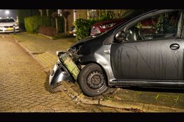 Auto botst op paal in Enkhuizen, bestuurder niet aangetroffen