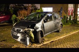 Auto botst op paal in Enkhuizen, bestuurder niet aangetroffen