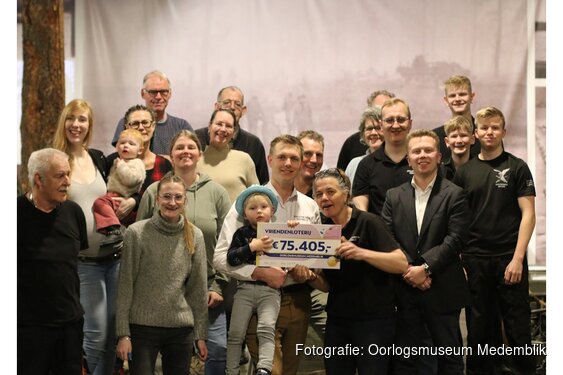 Oorlogsmuseum Medemblik ontvangt eerste cheque van de VriendenLoterij