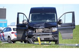 Auto belandt in sloot langs N307 na aanrijding met bestelbus