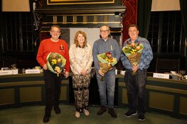 Lintjes en speldjes voor afzwaaiende raadsleden