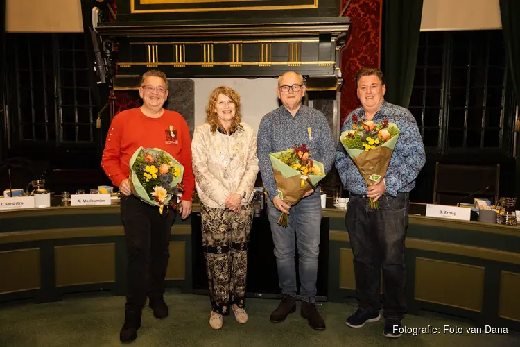 Lintjes en speldjes voor afzwaaiende raadsleden