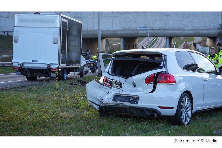 Bakwagen botst achterop personenauto door laagstaande zon op Markerwaarddijk N307