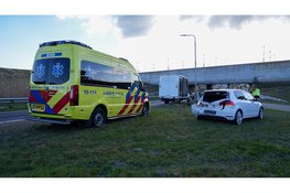 Bakwagen botst achterop personenauto door laagstaande zon op Markerwaarddijk N307