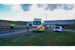 Bakwagen botst achterop personenauto door laagstaande zon op Markerwaarddijk N307