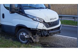 Bakwagen botst achterop personenauto door laagstaande zon op Markerwaarddijk N307