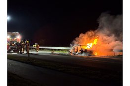 Meerdere voertuigen botsen op Markerwaarddijk: dijk afgesloten, auto uitgebrand.