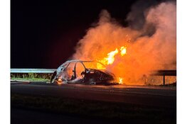 Meerdere voertuigen botsen op Markerwaarddijk: dijk afgesloten, auto uitgebrand.