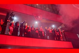 Duizenden supporters wachten spelersbus AZ op na bekerwinst