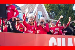 Uitzinnige menigte op de been bij huldiging van bekerwinnaar AZ