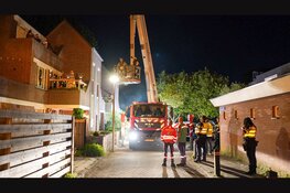 Brand in trappenhuis van appartementencomplex in Enkhuizen. Brandweer haalt bewoners met hoogwerker van balkon