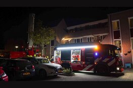 Brand in trappenhuis van appartementencomplex in Enkhuizen. Brandweer haalt bewoners met hoogwerker van balkon