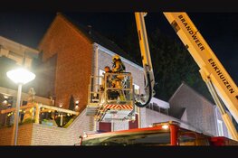 Brand in trappenhuis van appartementencomplex in Enkhuizen. Brandweer haalt bewoners met hoogwerker van balkon