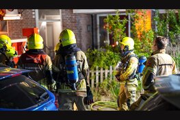 Brand in trappenhuis van appartementencomplex in Enkhuizen. Brandweer haalt bewoners met hoogwerker van balkon