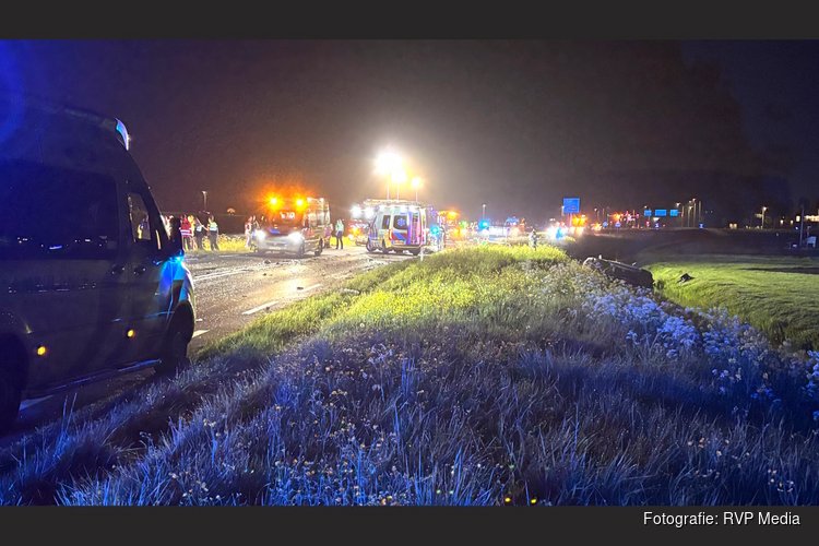 Twee auto's te water na ongeval op Drechterlandseweg